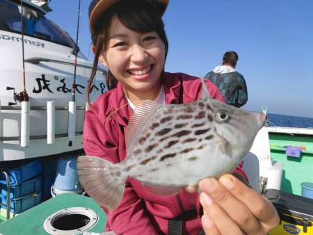 カワハギを手にする上園さん＝１０月上旬、別府湾（大分県）