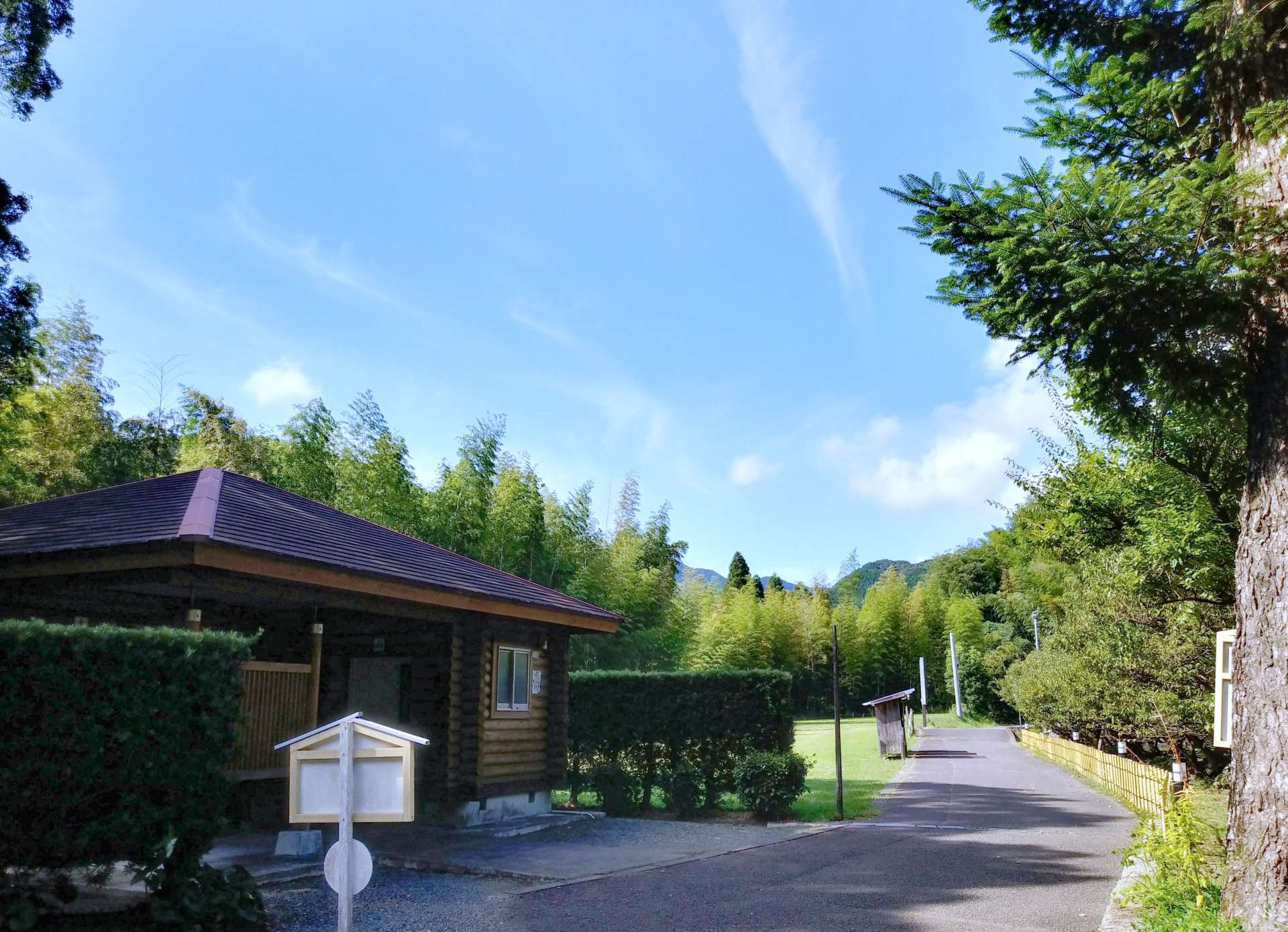 薩摩川内市東郷の藤川天神から北北西の方角を望む風景。計画通りに建設されればここから風車３基が視界に入る