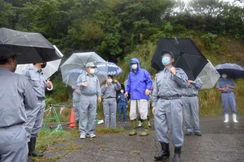 紫尾山系の風力発電事業計画地を視察する薩摩川内市議ら＝９月１４日、同市東郷町藤川