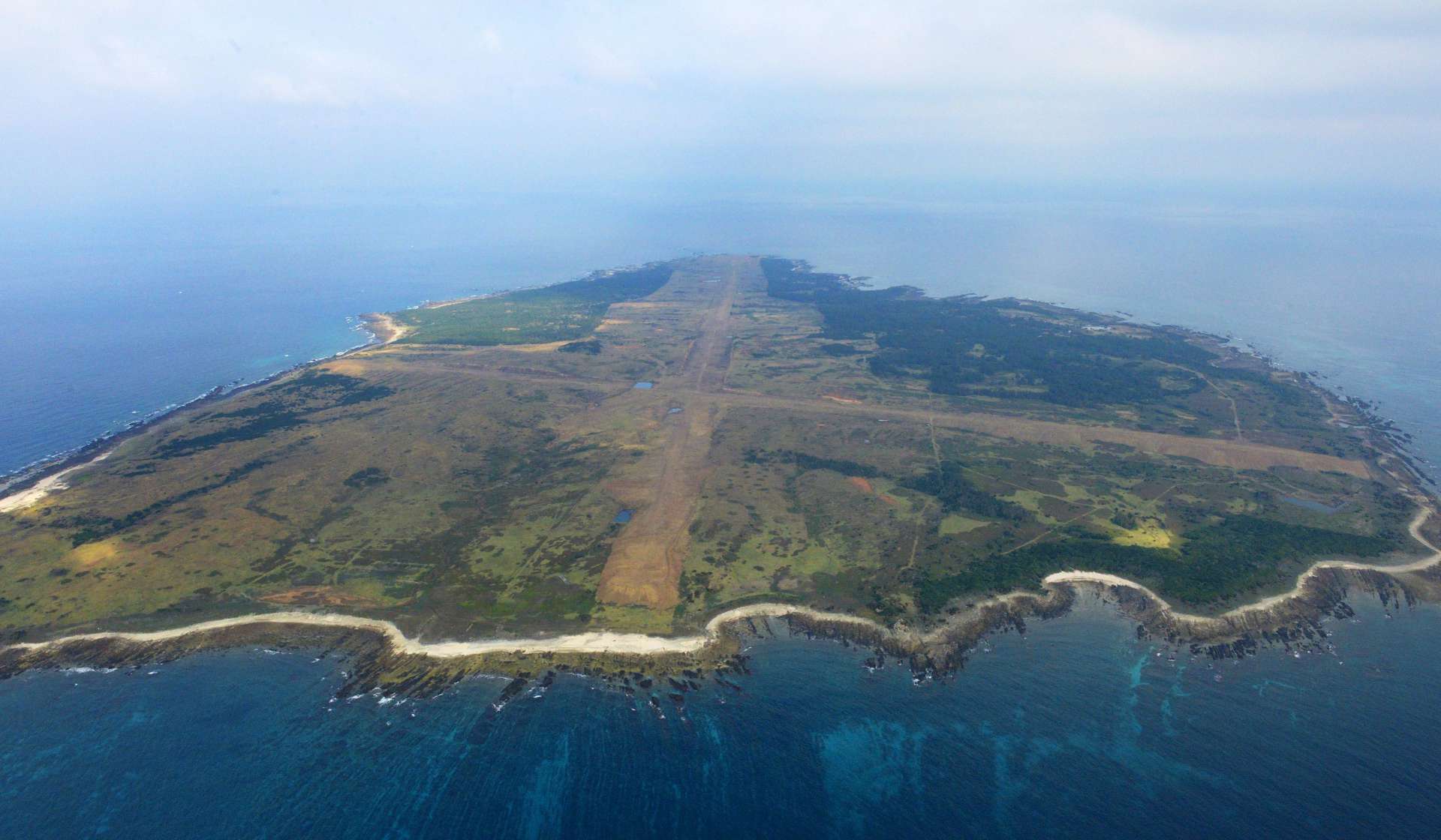 官邸案件になり地権者との売買交渉が決着した西之表市馬毛島＝２０２０年１１月、西之表市沖（本社チャーター機から撮影）