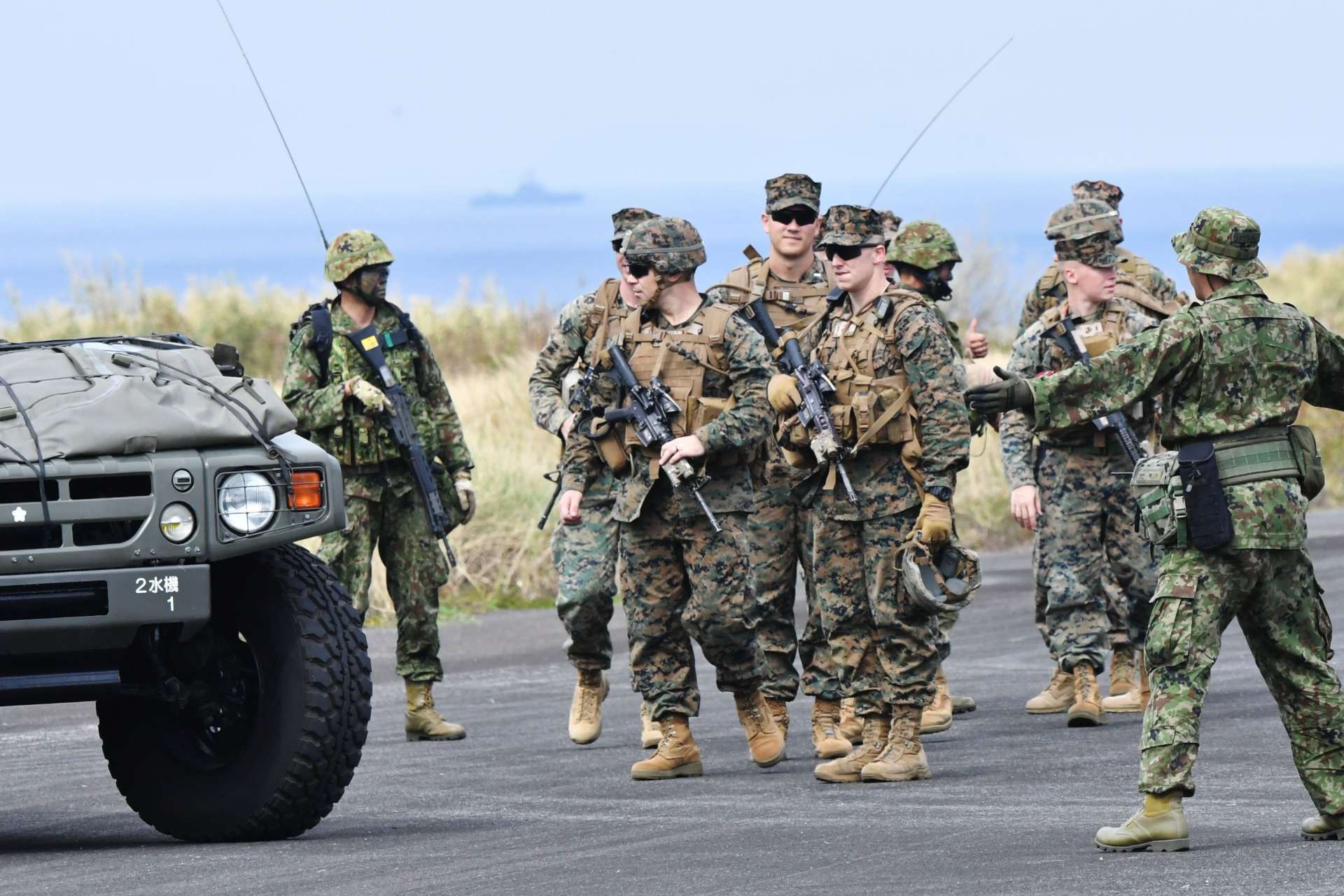 離島奪還訓練に取り組んだ米海兵隊と陸上自衛隊の隊員＝２０１８年１０月、中種子町野間の旧種子島空港