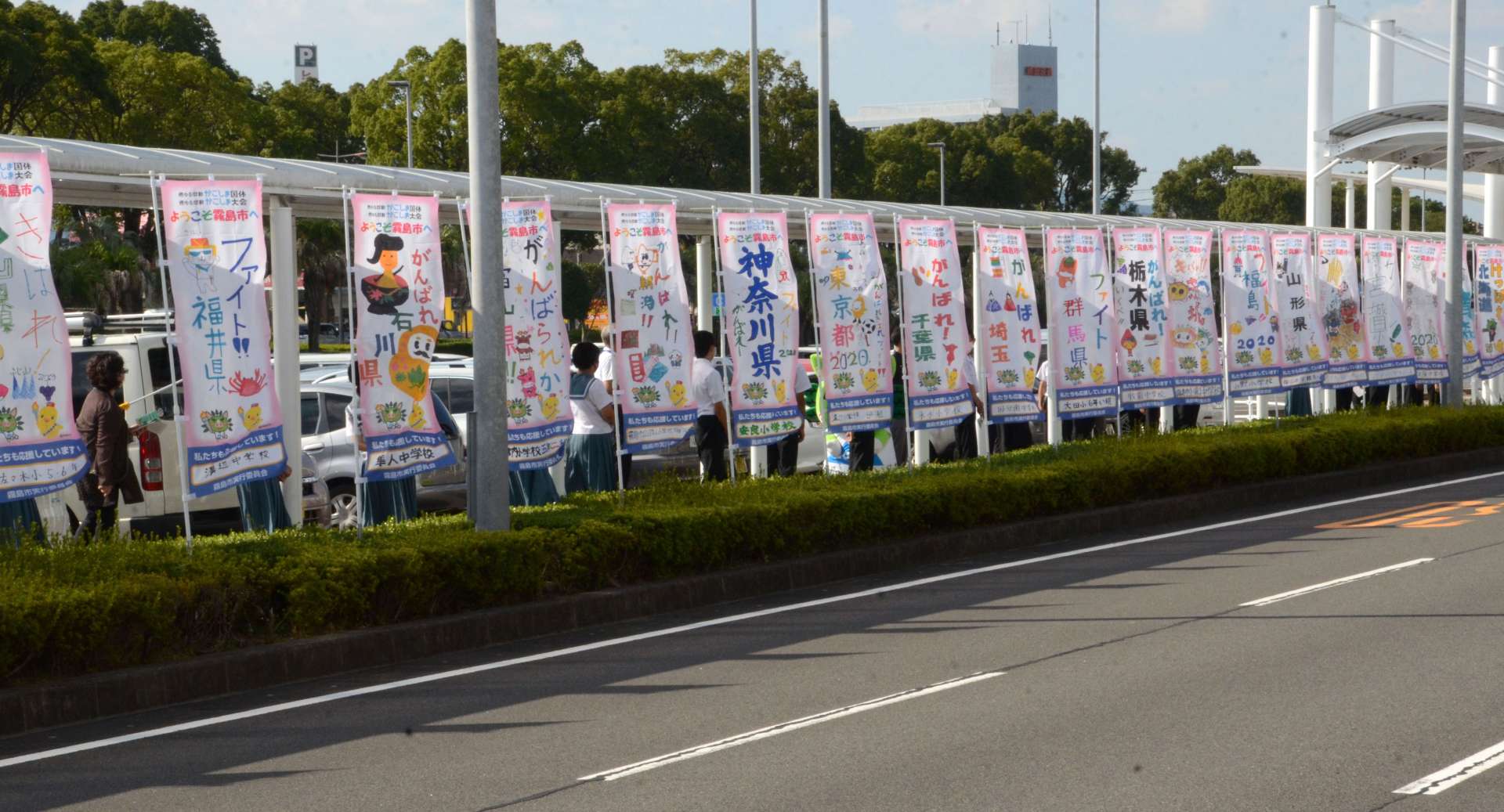駐車場の植え込みに並んだ鹿児島国体の応援のぼり（別アングル）