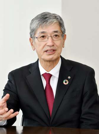 インタビューに答える日本航空の赤坂祐二社長＝１４日、鹿児島市の南日本新聞社