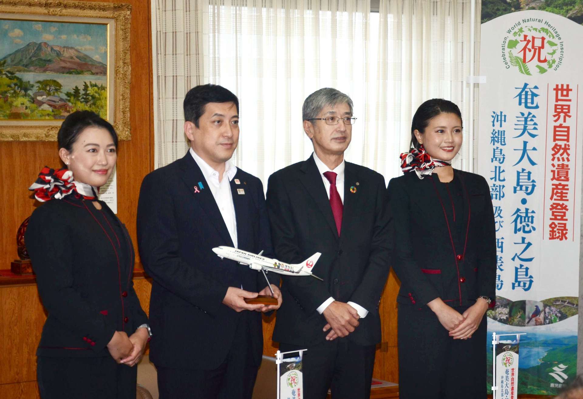 塩田康一県知事を表敬訪問した日本航空の赤坂祐二社長（右から２人目）＝１４日、鹿児島県庁