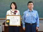 感謝状を受けた平石真美さん（左）＝伊佐湧水警察署