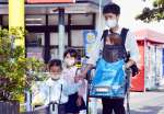子どもたちと買い物を済ませた柿元聡美さん＝１１日、鹿児島市上福元町