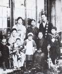 昭和１０年の照明寺本堂の落成日に撮影した写真。左から２番目の母親に抱かれた子どもが有川蓮美さん