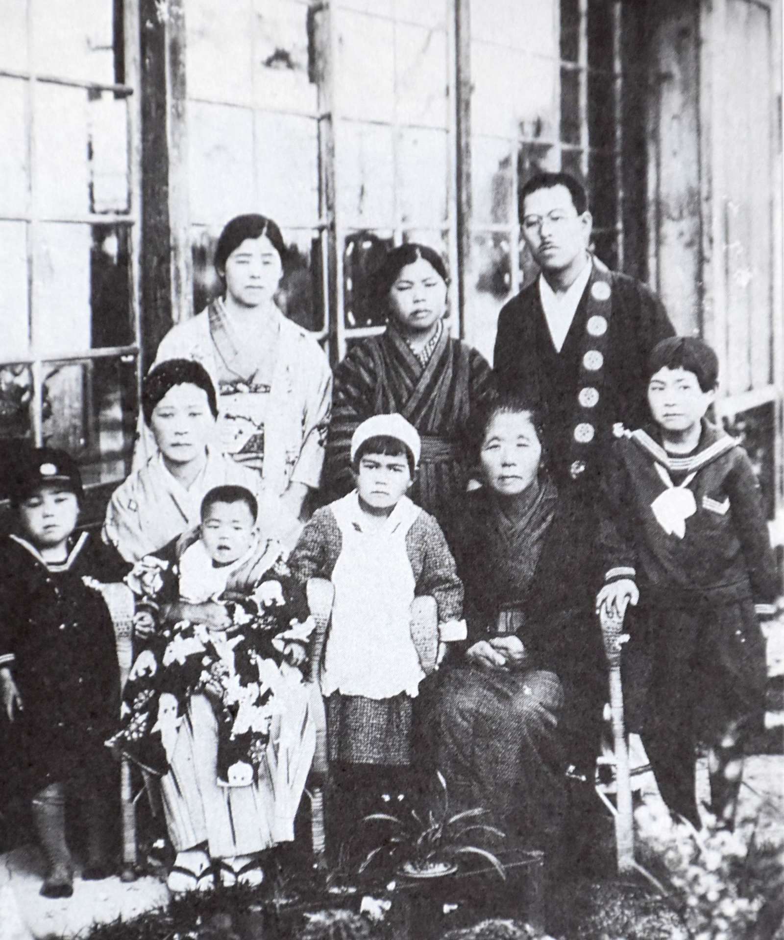 昭和１０年の照明寺本堂の落成日に撮影した写真。左から２番目の母親に抱かれた子どもが有川蓮美さん