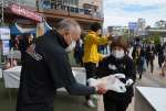 先着順でプレゼントされた鹿児島黒牛のすき焼き肉を受け取る来場客＝２３日、鹿児島市のアミュ広場