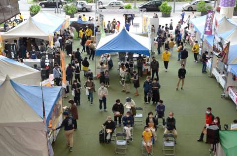多くの来場客でにぎわう全国和牛能力共進会ＰＲイベント＝２３日、鹿児島市のアミュ広場