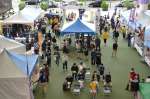多くの来場客でにぎわう全国和牛能力共進会ＰＲイベント＝２３日、鹿児島市のアミュ広場