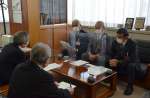 馬毛島の基地計画に伴う関連施設整備を要望する南種子町関係者（奥）＝１日、福岡市