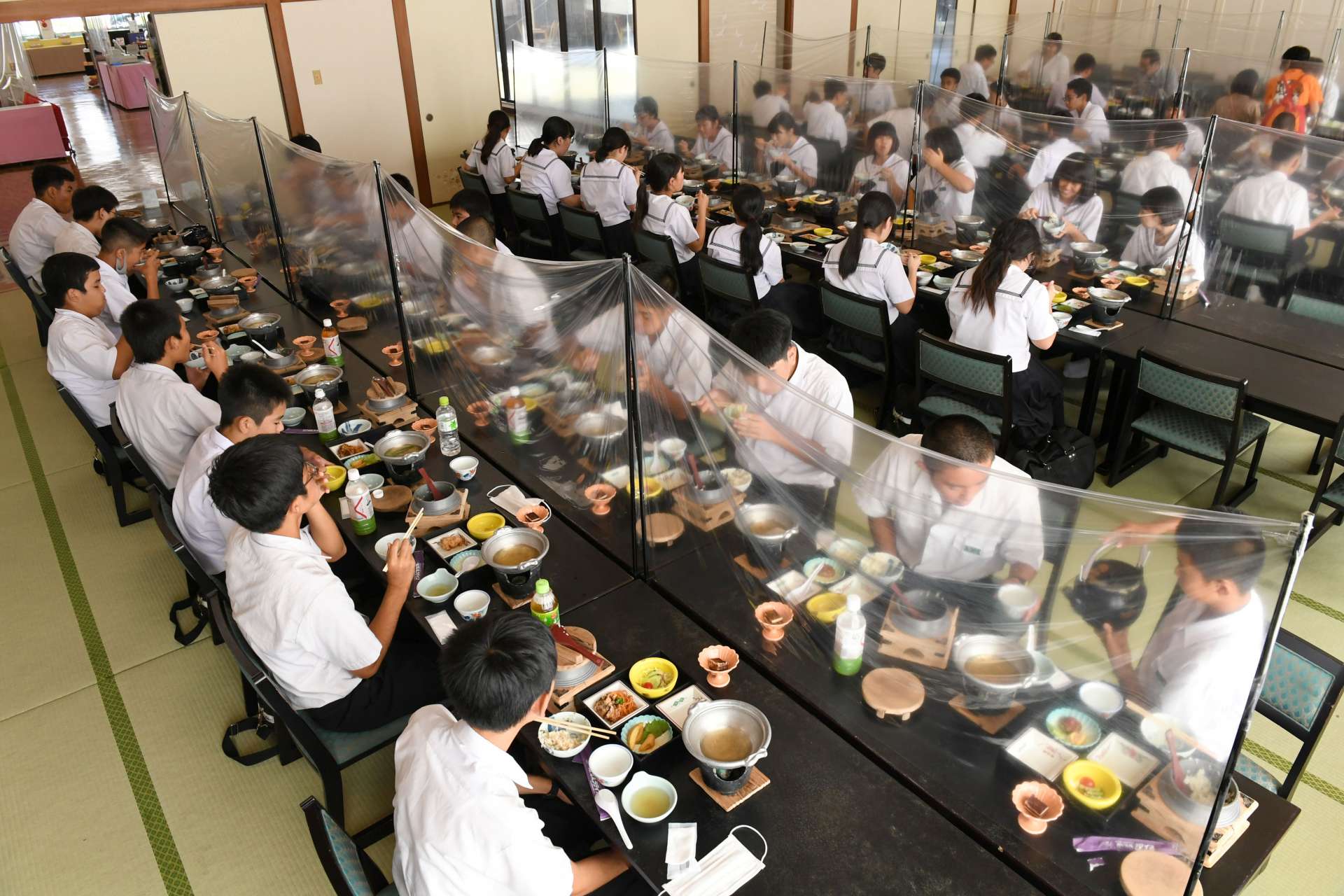 感染対策が取られる中、昼食を取る修学旅行生ら＝南九州市知覧