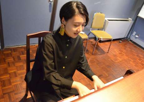 楽曲制作が行き詰まったときに来るというスタジオで歌うよしむらさおりさん＝鹿児島市新屋敷町