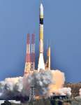 準天頂衛星初号機「みちびき」の後継機を載せ上昇するＨ２Ａロケット４４号機＝１０月２６日、南種子町の種子島宇宙センター