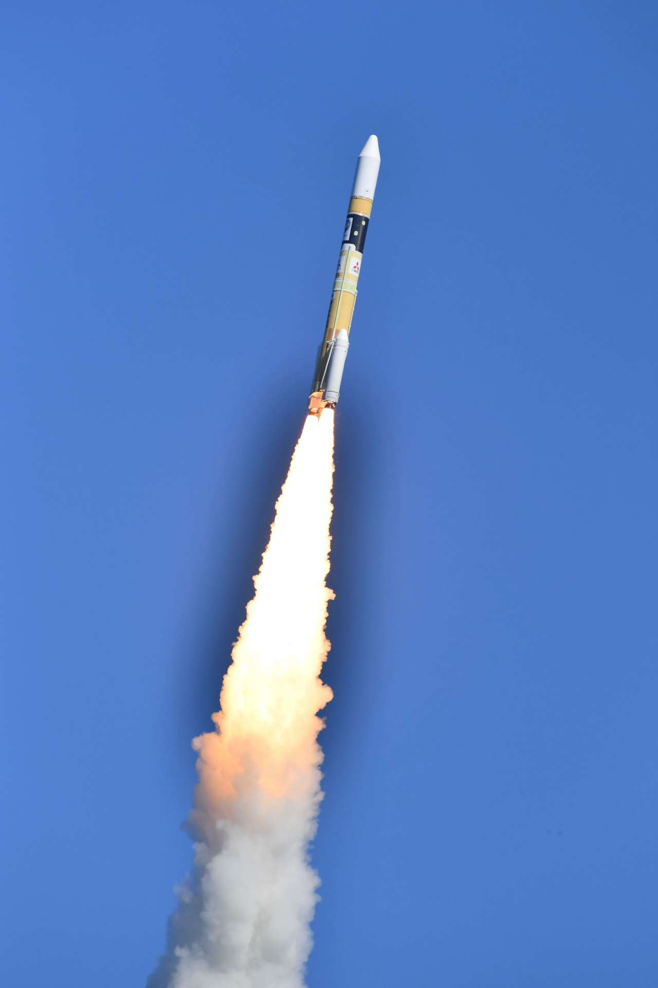 【別カット】準天頂衛星初号機「みちびき」の後継機を載せ上昇するＨ２Ａロケット４４号機＝２６日午前１１時１９分、南種子町の種子島宇宙センター