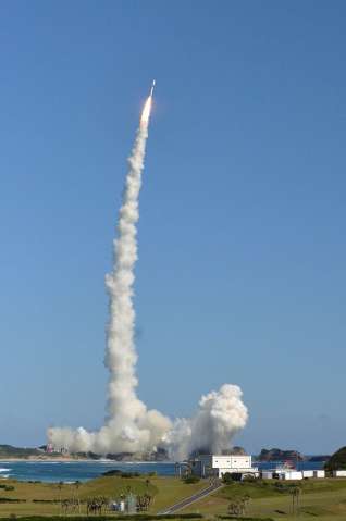 準天頂衛星初号機「みちびき」の後継機を載せ上昇するＨ２Ａロケット４４号機＝２６日午前１１時１９分、南種子町の種子島宇宙センター