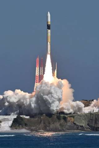 準天頂衛星初号機「みちびき」の後継機を載せ上昇するＨ２Ａロケット４４号機＝２６日午前１１時２０分、南種子町の種子島宇宙センター