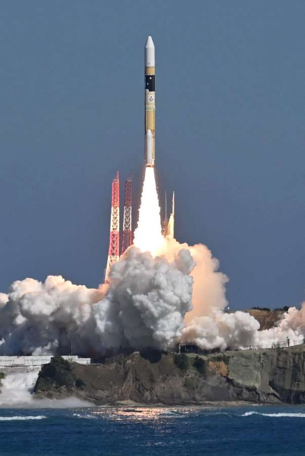 準天頂衛星初号機「みちびき」の後継機を載せ上昇するＨ２Ａロケット４４号機＝２６日午前１１時２０分、南種子町の種子島宇宙センター