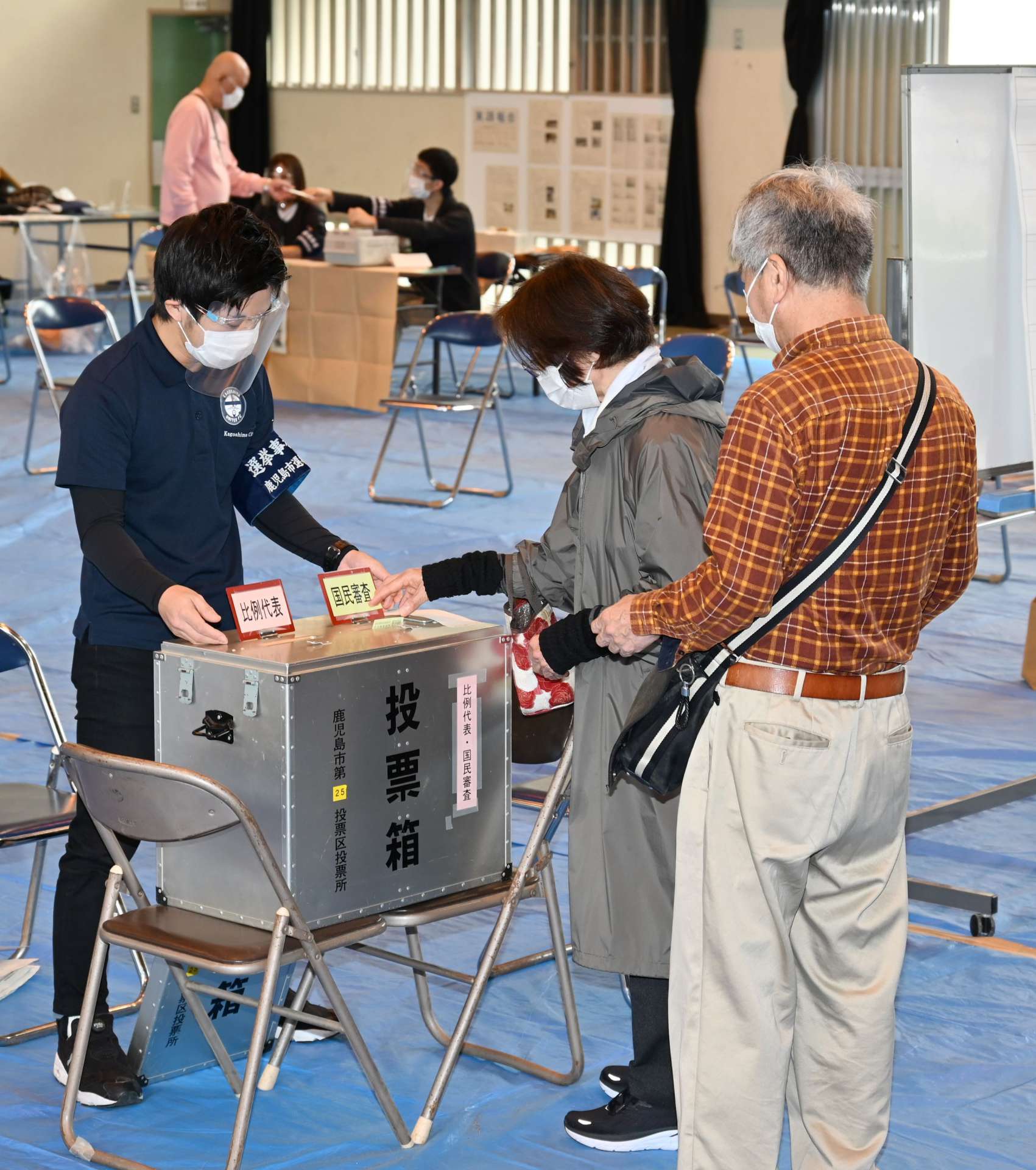 投票所で１票を投じる有権者＝３１日午前、鹿児島市の荒田小学校