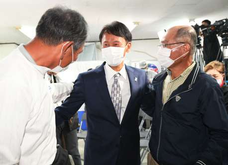 支持者に囲まれ笑顔の三反園訓さん＝３１日午後１１時３１分、鹿児島市谷山中央３丁目