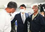 支持者に囲まれ笑顔の三反園訓さん＝３１日午後１１時３１分、鹿児島市谷山中央３丁目