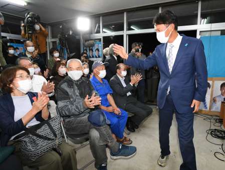 支持者に拍手で迎えられる三反園訓さん