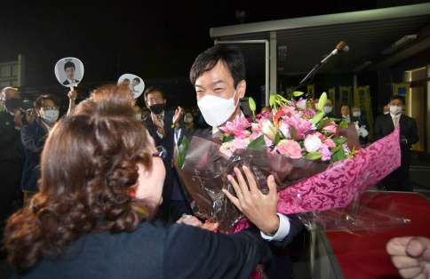 祝福の花束を受け取り笑顔の宮路拓馬さん