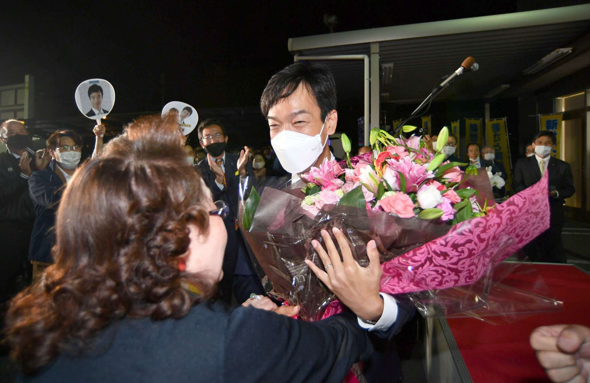祝福の花束を受け取り笑顔の宮路拓馬さん
