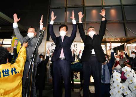 支持者らと万歳し喜ぶ宮路拓馬氏＝１日午前０時３分、鹿児島市上之園町