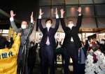 支持者らと万歳し喜ぶ宮路拓馬氏＝１日午前０時３分、鹿児島市上之園町