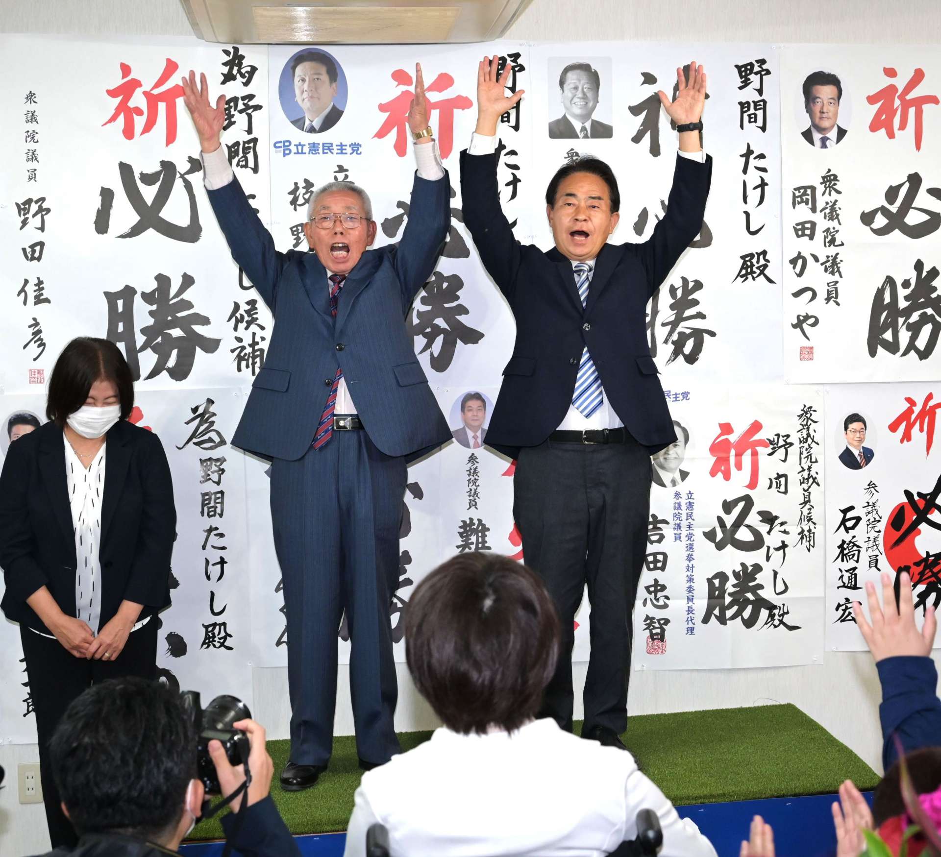 当選を確実にし万歳で喜ぶ野間健氏（右）＝３１日午後１０時１３分、薩摩川内市御陵下町