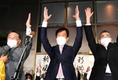 支持者らと万歳し喜ぶ宮路拓馬氏（中央）＝１日午前０時３分、鹿児島市上之園町