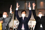 支持者らと万歳し喜ぶ宮路拓馬氏（中央）＝１日午前０時３分、鹿児島市上之園町
