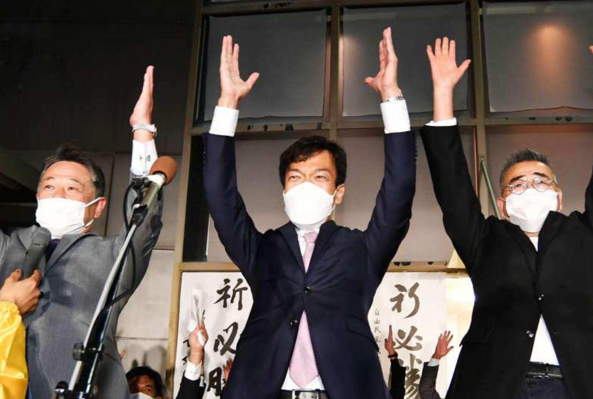 支持者らと万歳し喜ぶ宮路拓馬氏（中央）＝１日午前０時３分、鹿児島市上之園町