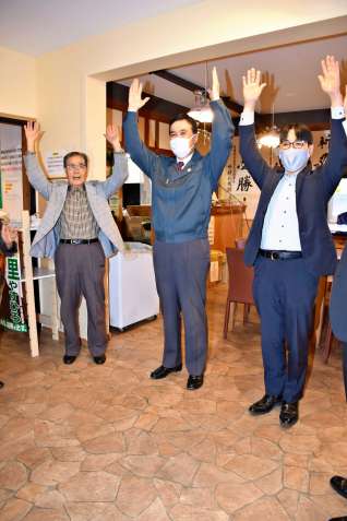 比例で復活当選し、支持者と万歳する小里泰弘さん＝１日午前１時１０分ごろ、姶良市西餅田