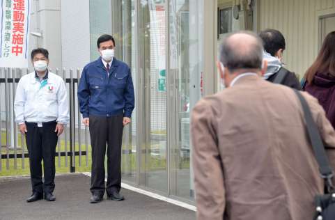 つじ立ちする小里泰弘さん（左から２人目）＝１日、薩摩川内市高城町