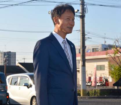 衆院選の投開票から一夜明け、行き交う車にあいさつする三反園訓さん＝１日、鹿児島市東谷山４丁目