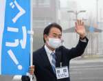 通行人に手を振る野間健さん＝１日、薩摩川内市西向田町