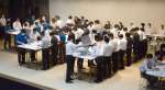 開票作業を進める西之表市職員＝１０月３１日、同市民会館