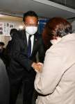小選挙区敗戦の報を受け、支持者をねぎらう川内博史さん＝１日午前０時２２分、鹿児島市新町
