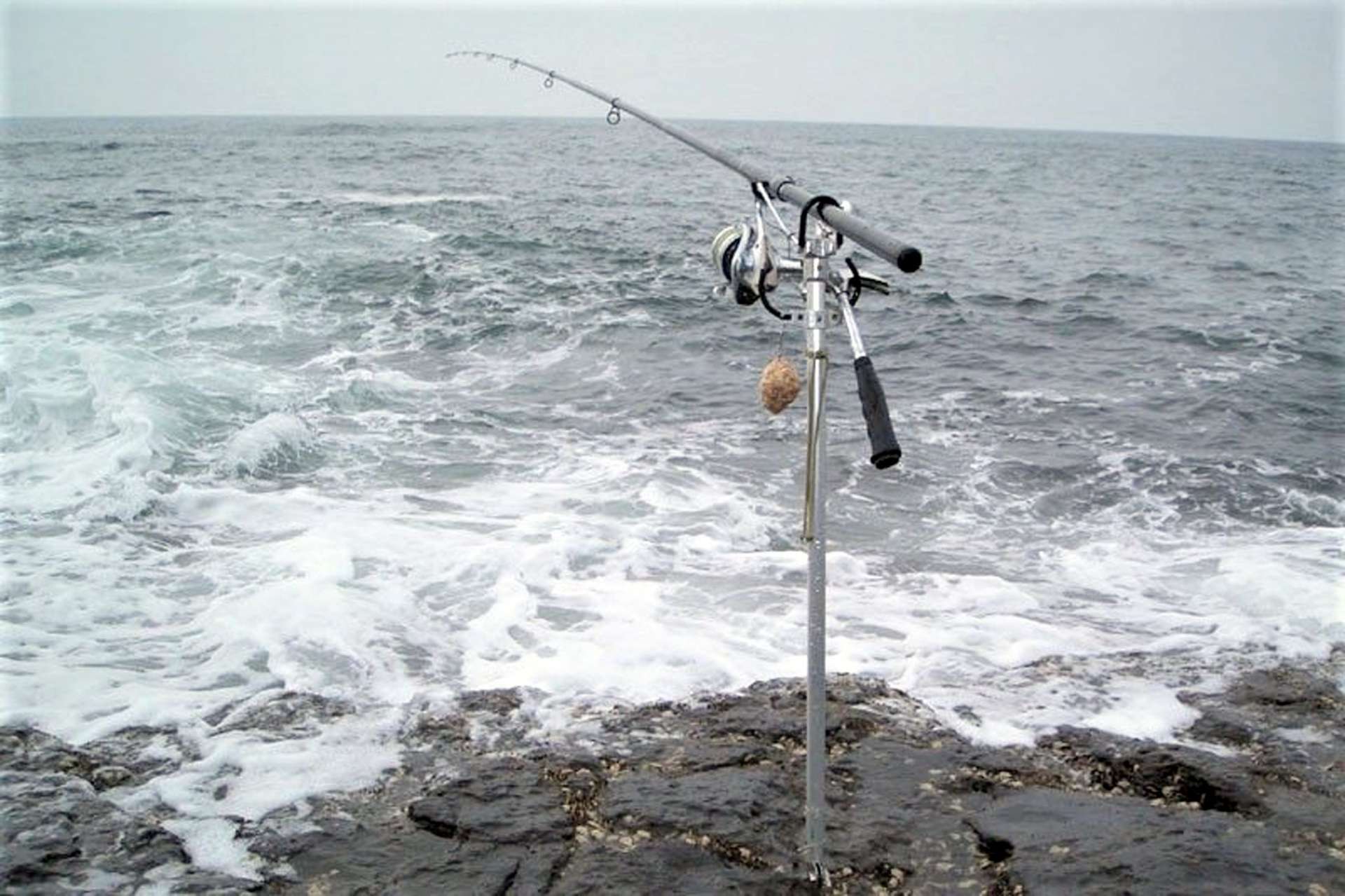 遠投カゴ釣りの様子