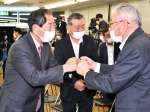 支援者をグータッチでねぎらう金子万寿夫さん＝１０月３１日、鹿児島市谷山中央４丁目