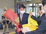指宿カラーのジャンパーを着せてもらう三反園訓氏＝２日、指宿市役所