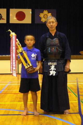 ２００９年に出水市の大会で優勝した後、記念撮影する末野栄二さん（右）と星子啓太選手（末野さん提供）
