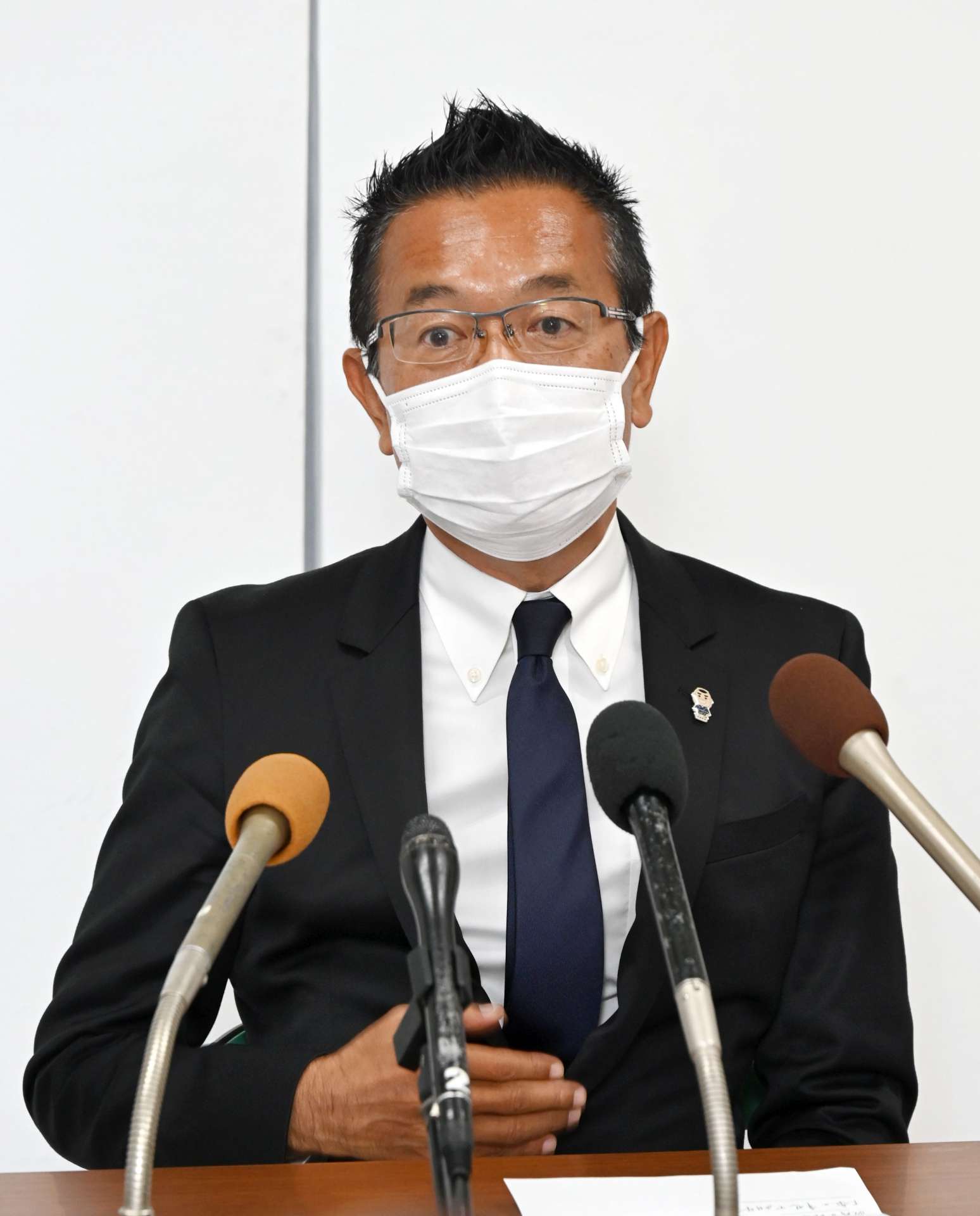 立憲民主党鹿児島県連代表を辞任する意向を示した川内博史氏＝６日午後、鹿児島市新町