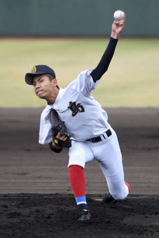 安定感のある投球で興南打線を完封した大島のエース大野＝平和リース