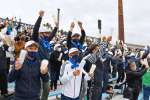 ３回裏、得点が入り喜ぶ大島高校の保護者ら＝９日、鹿児島市の平和リース球場