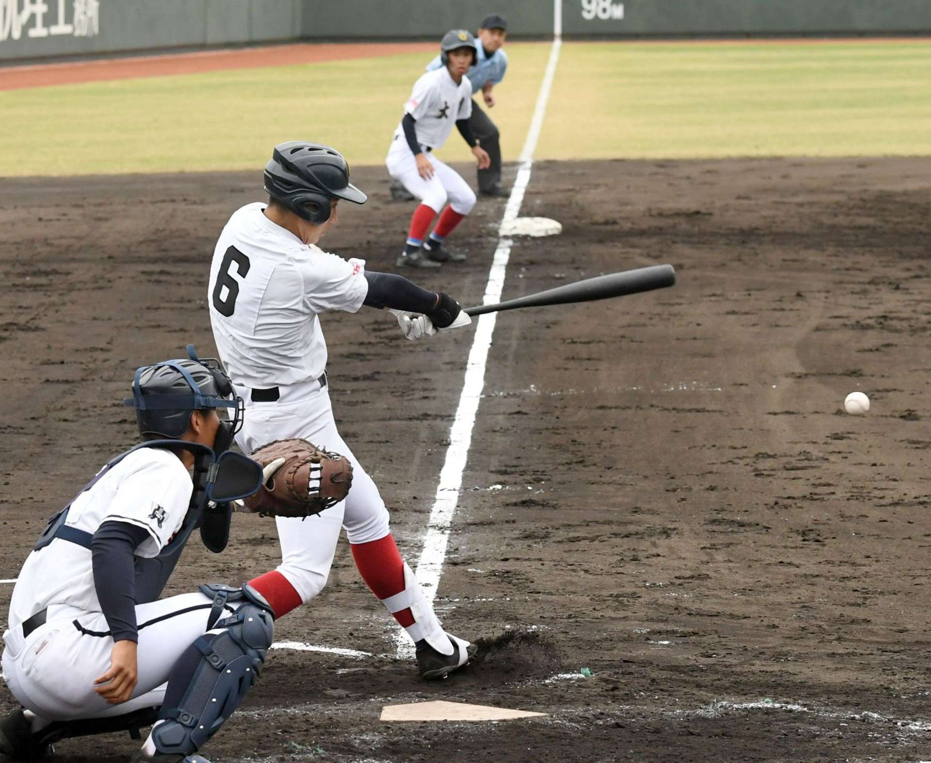 ３回裏大島１死一、三塁、武田が左前適時打を放つ＝平和リース