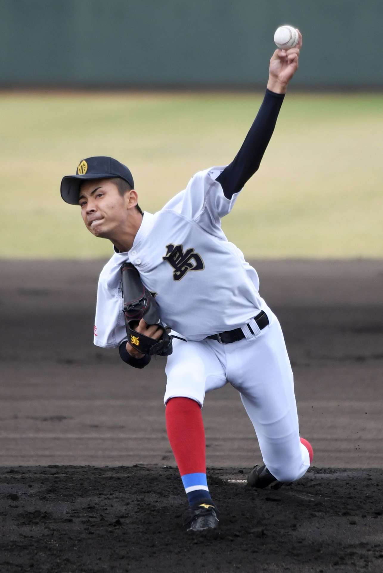 安定感のある投球で興南打線を完封した大島のエース大野＝平和リース
